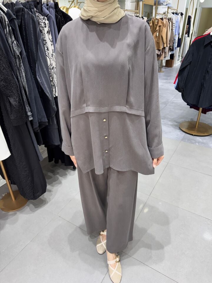 DÜĞME DETAY İPEK TAKIM KAHVERENGİ