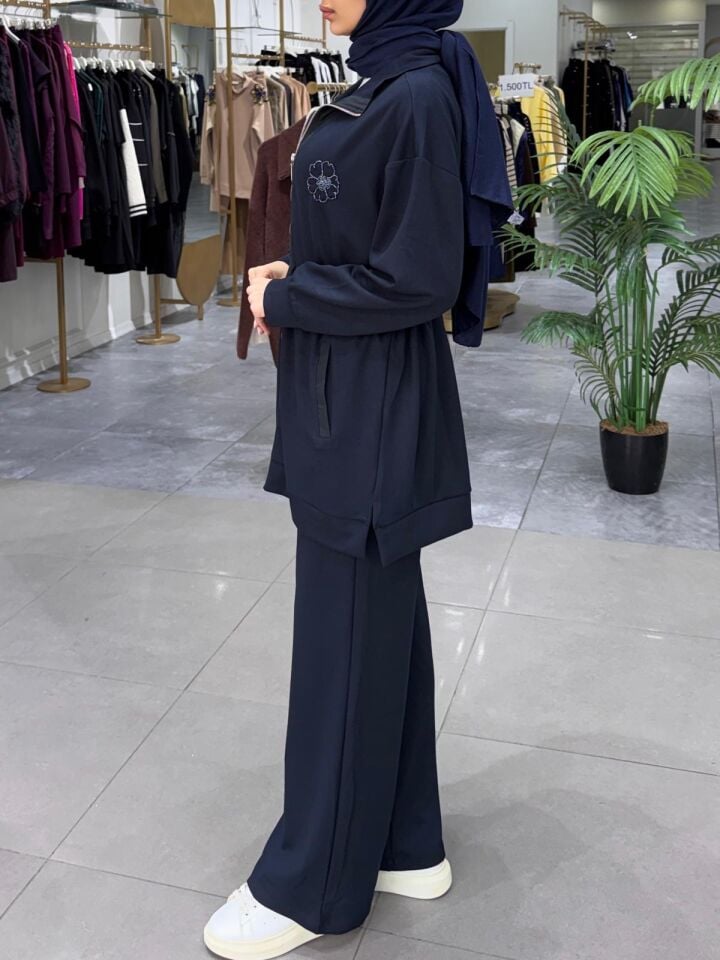 ÇİÇEK NAKIŞLI GARNİLİ TAKIM LACİVERT