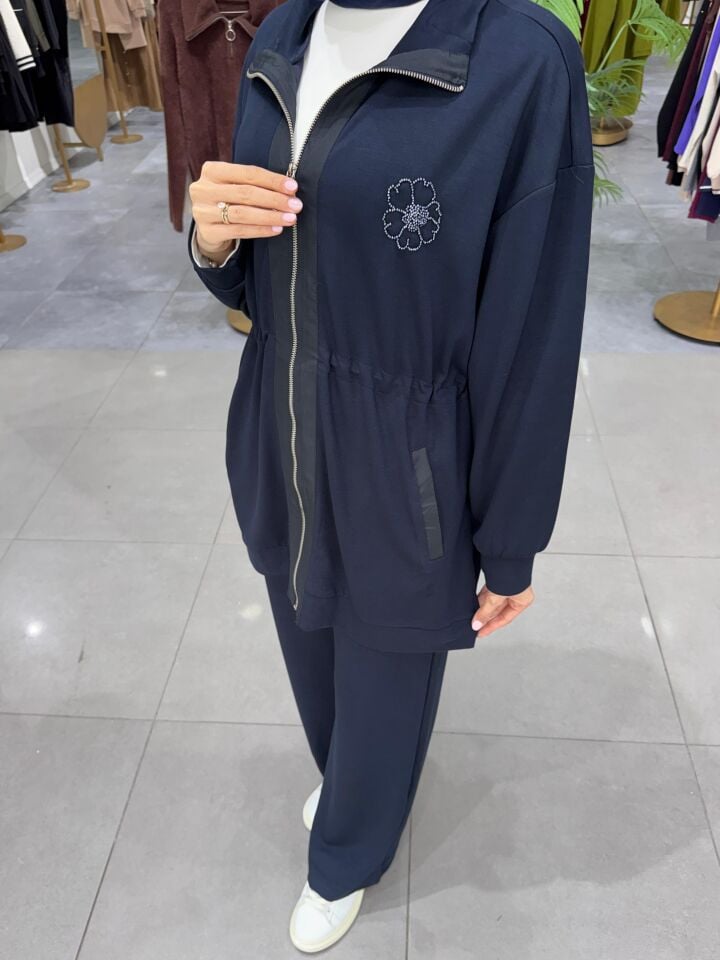 ÇİÇEK NAKIŞLI GARNİLİ TAKIM LACİVERT