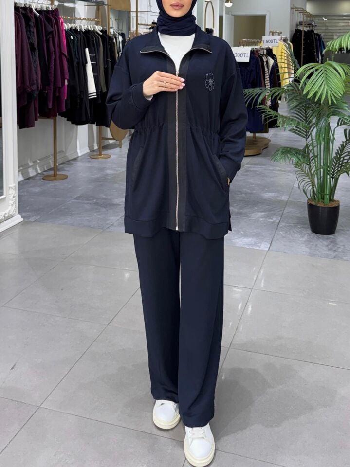 ÇİÇEK NAKIŞLI GARNİLİ TAKIM LACİVERT