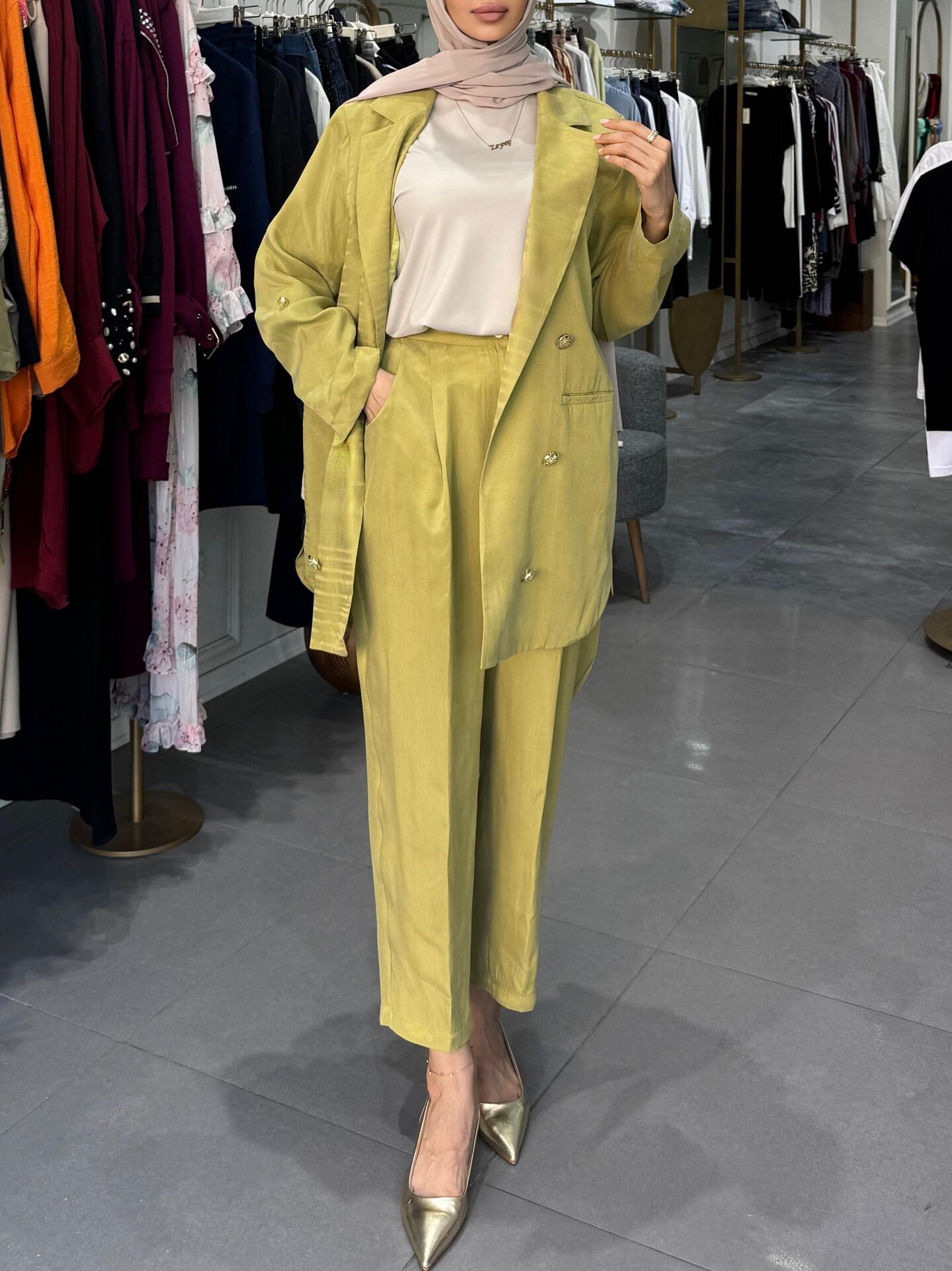 GOLD DÜĞME DETAYLI TAKIM SARI