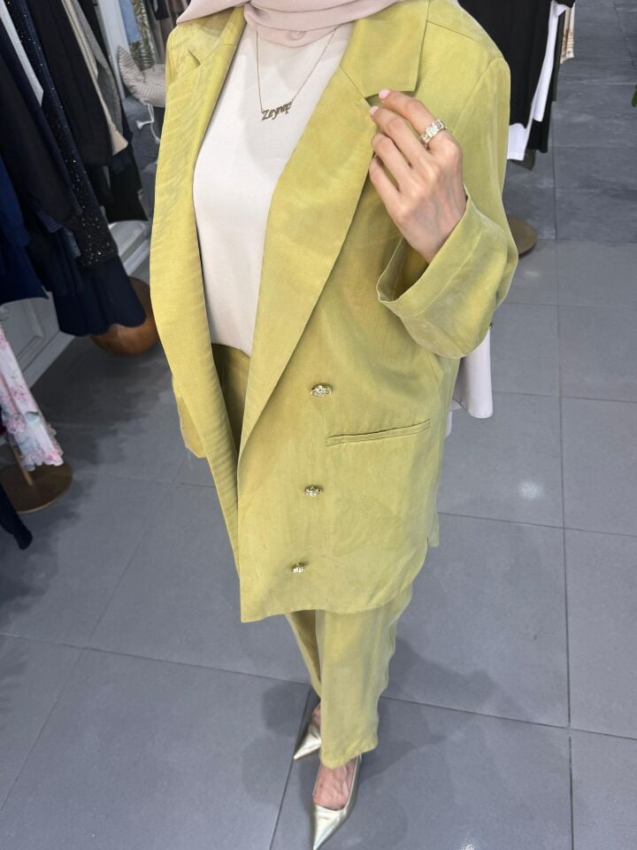 GOLD DÜĞME DETAYLI TAKIM SARI