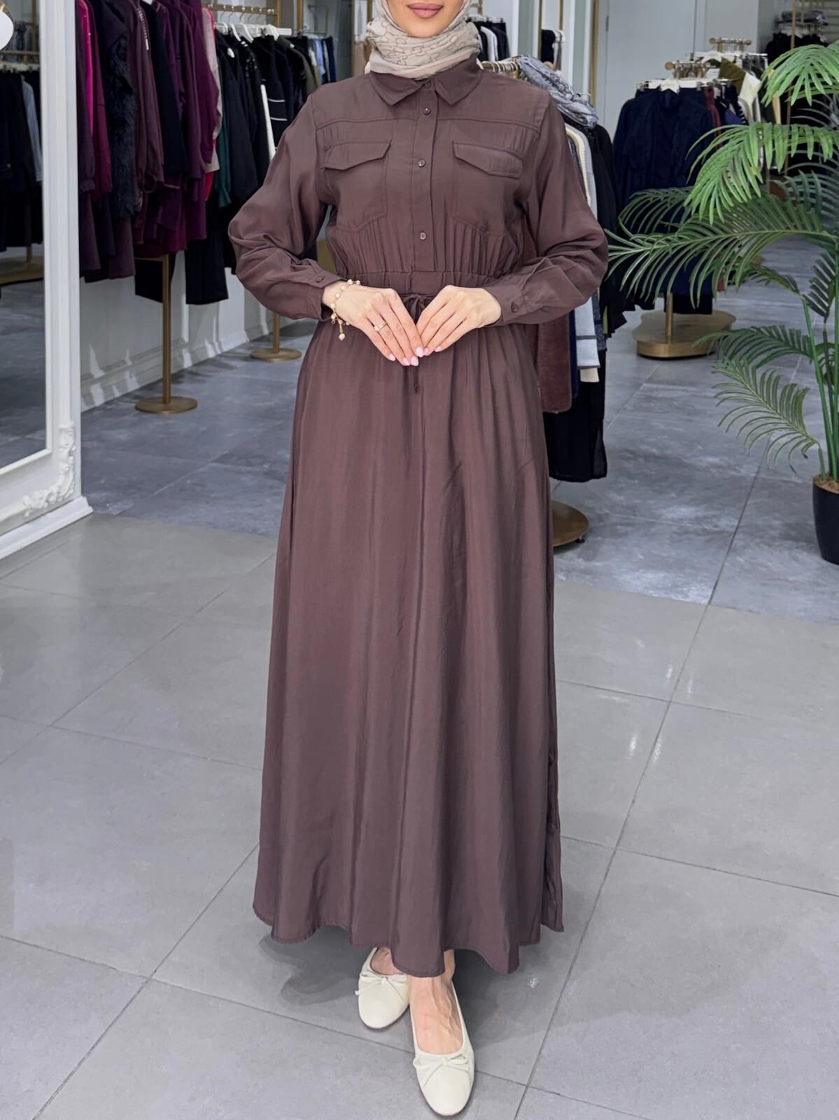 CEP DETAYLI BELİ BÜZGÜLÜ ELBİSE KAHVERENGİ