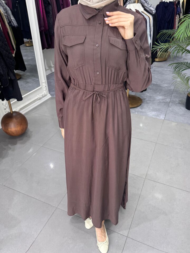 CEP DETAYLI BELİ BÜZGÜLÜ ELBİSE KAHVERENGİ