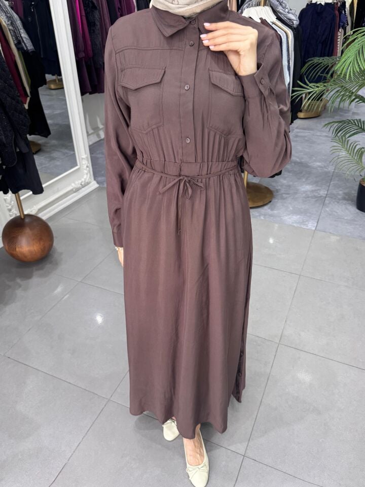 CEP DETAYLI BELİ BÜZGÜLÜ ELBİSE KAHVERENGİ