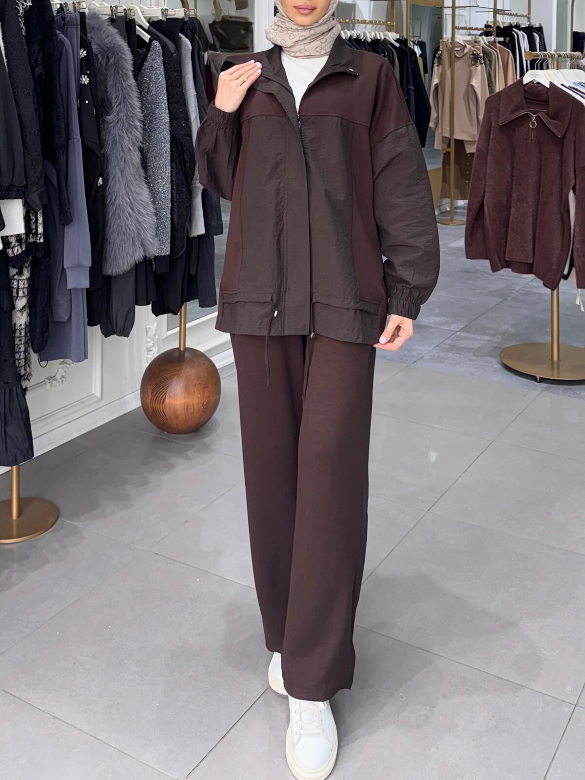 GARNİ DETAYLI BAĞCIKLI TAKIM KAHVERENGİ