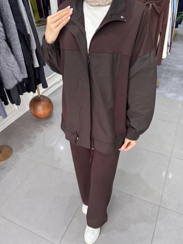 GARNİ DETAYLI BAĞCIKLI TAKIM KAHVERENGİ