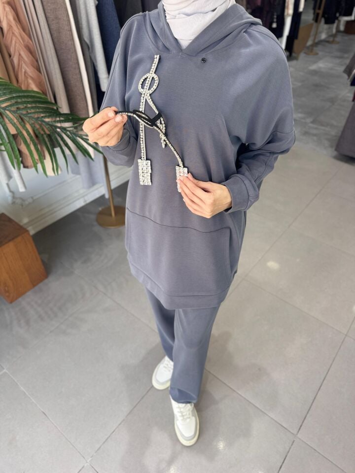 TAŞ AKSESUARLI TAKIM  GRİ