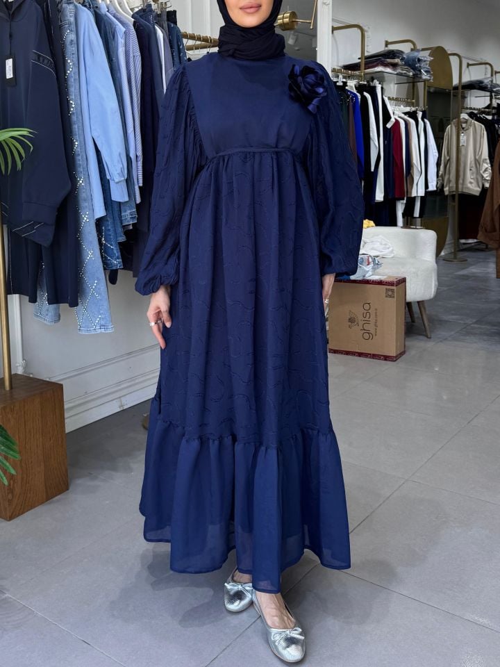 ÇİÇEK BROŞ DETAYLI ROBALI ELBİSE LACİVERT