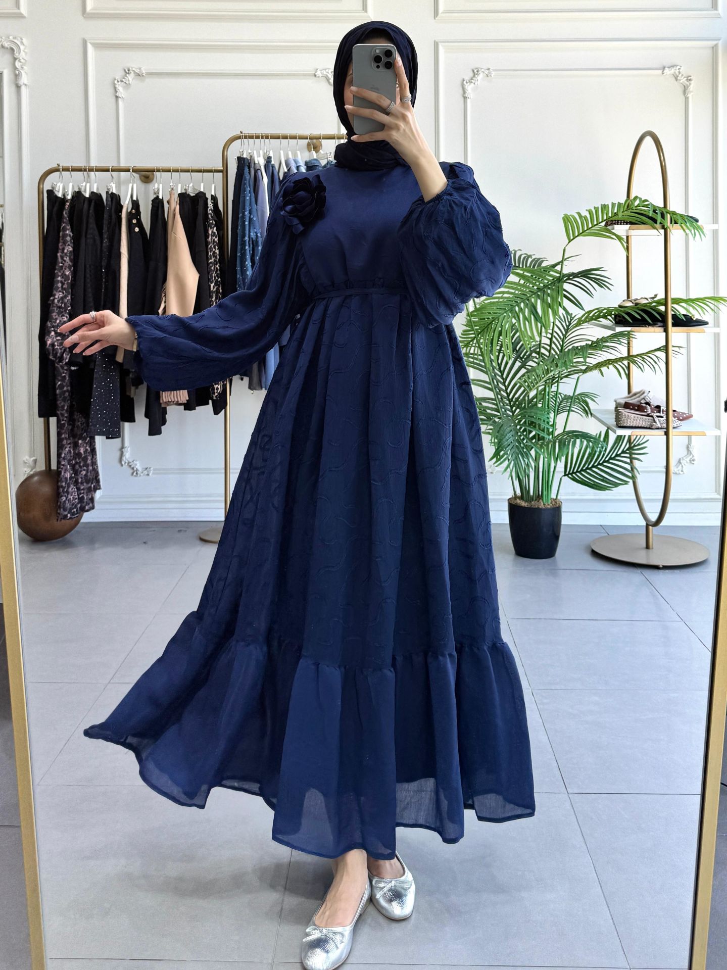 ÇİÇEK BROŞ DETAYLI ROBALI ELBİSE LACİVERT