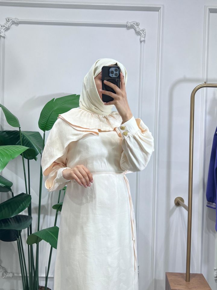 KENDİNDEN SİMLİ ZARİF ELBİSE BEJ