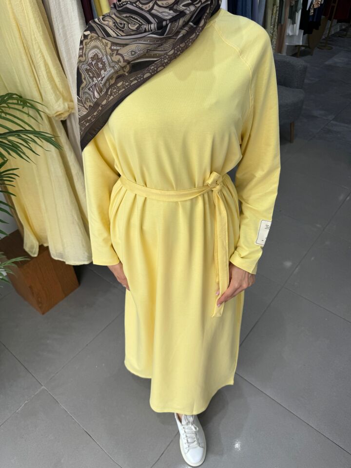 KOLU ETİKET DETAYLI ELBİSE SARI