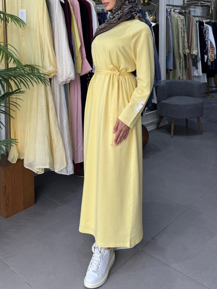 KOLU ETİKET DETAYLI ELBİSE SARI