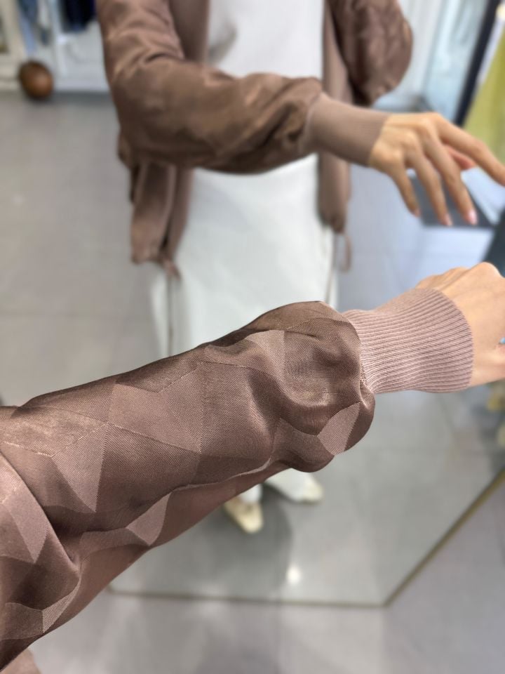 KENDİNDEN DESENLİ ETEK ÜSTÜ HIRKA KAHVE