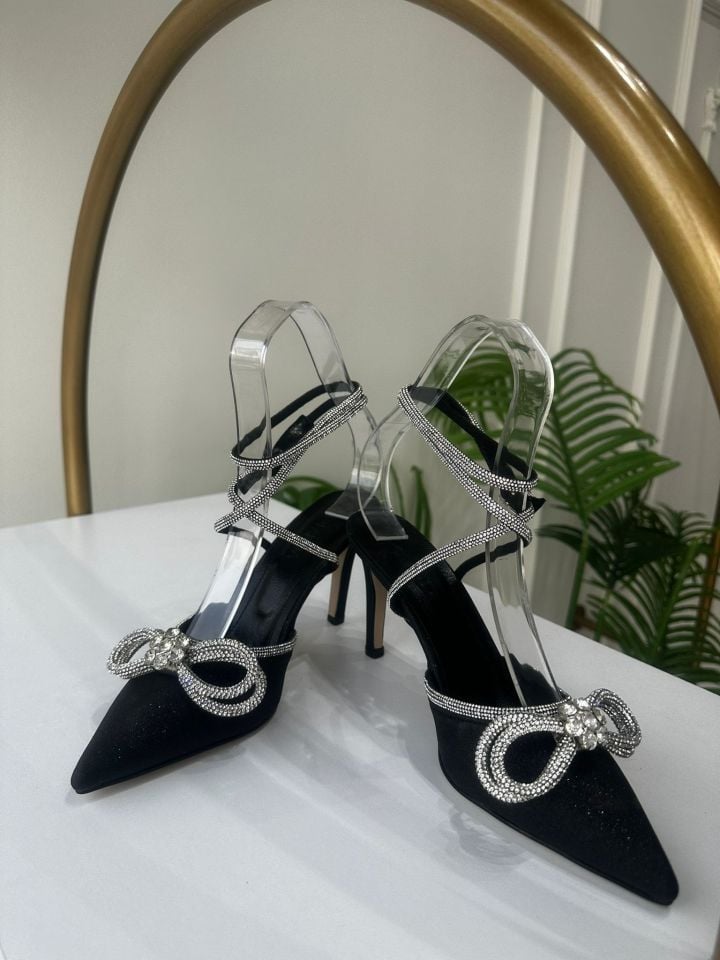 FİYONK DETAYLI TOPUKLU AYAKKABI