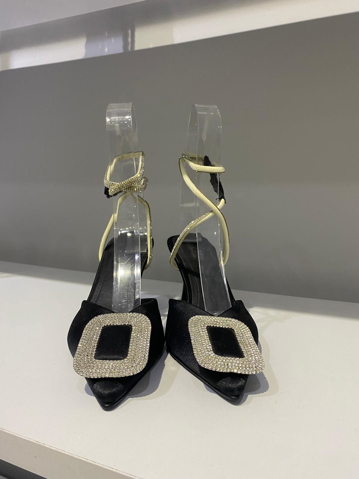 KARE TAŞ AKSESUARLI TOPUKLU SİYAH