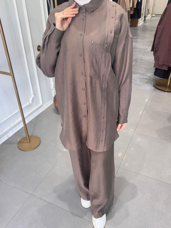 ÇAPRAZ CEP DETAYLI PANTOLONLU SAFARİ TAKIM VİZON