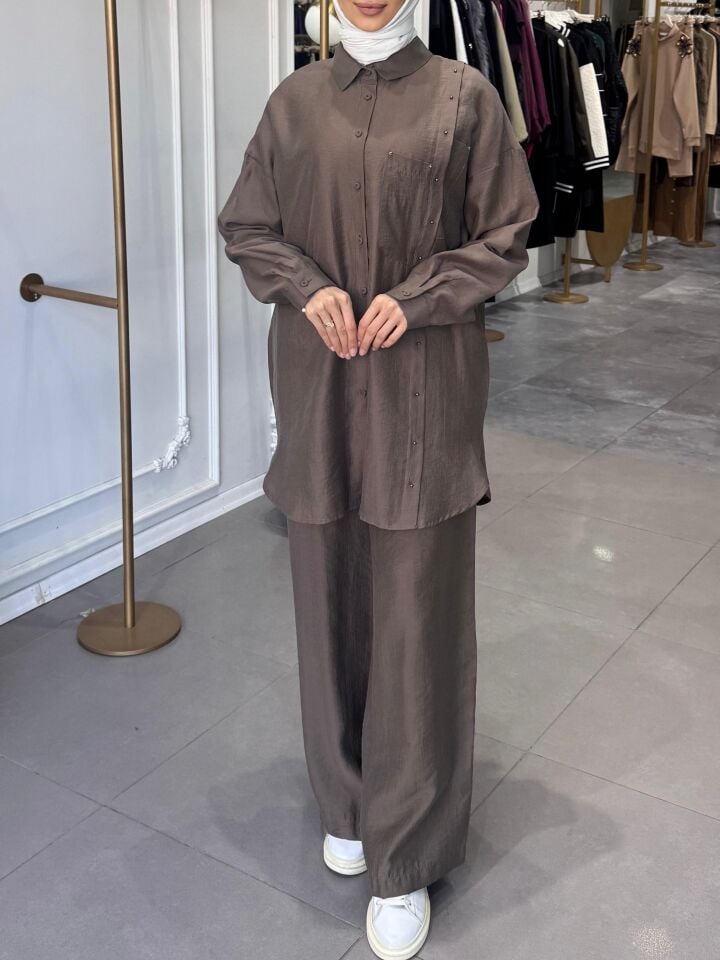 ÇAPRAZ CEP DETAYLI PANTOLONLU SAFARİ TAKIM VİZON