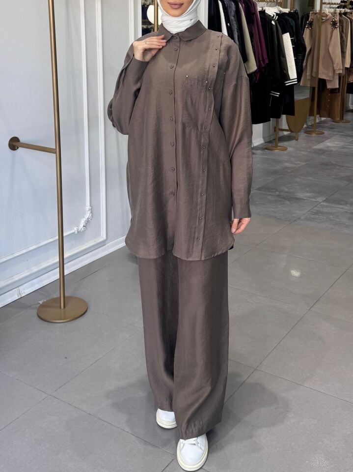 ÇAPRAZ CEP DETAYLI PANTOLONLU SAFARİ TAKIM VİZON