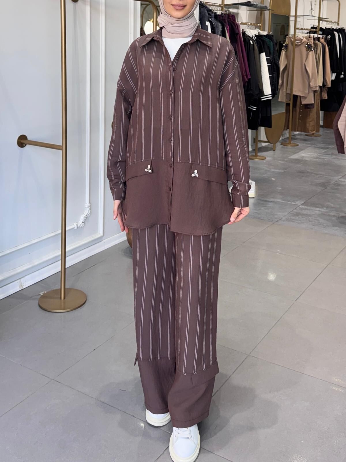 İSTİRİDYE DETAYLI TAKIM KAHVERENGİ