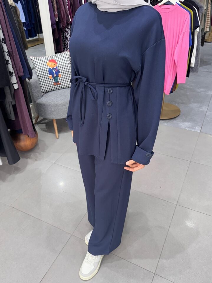 DÜĞMELİ TAKIM LACİVERT