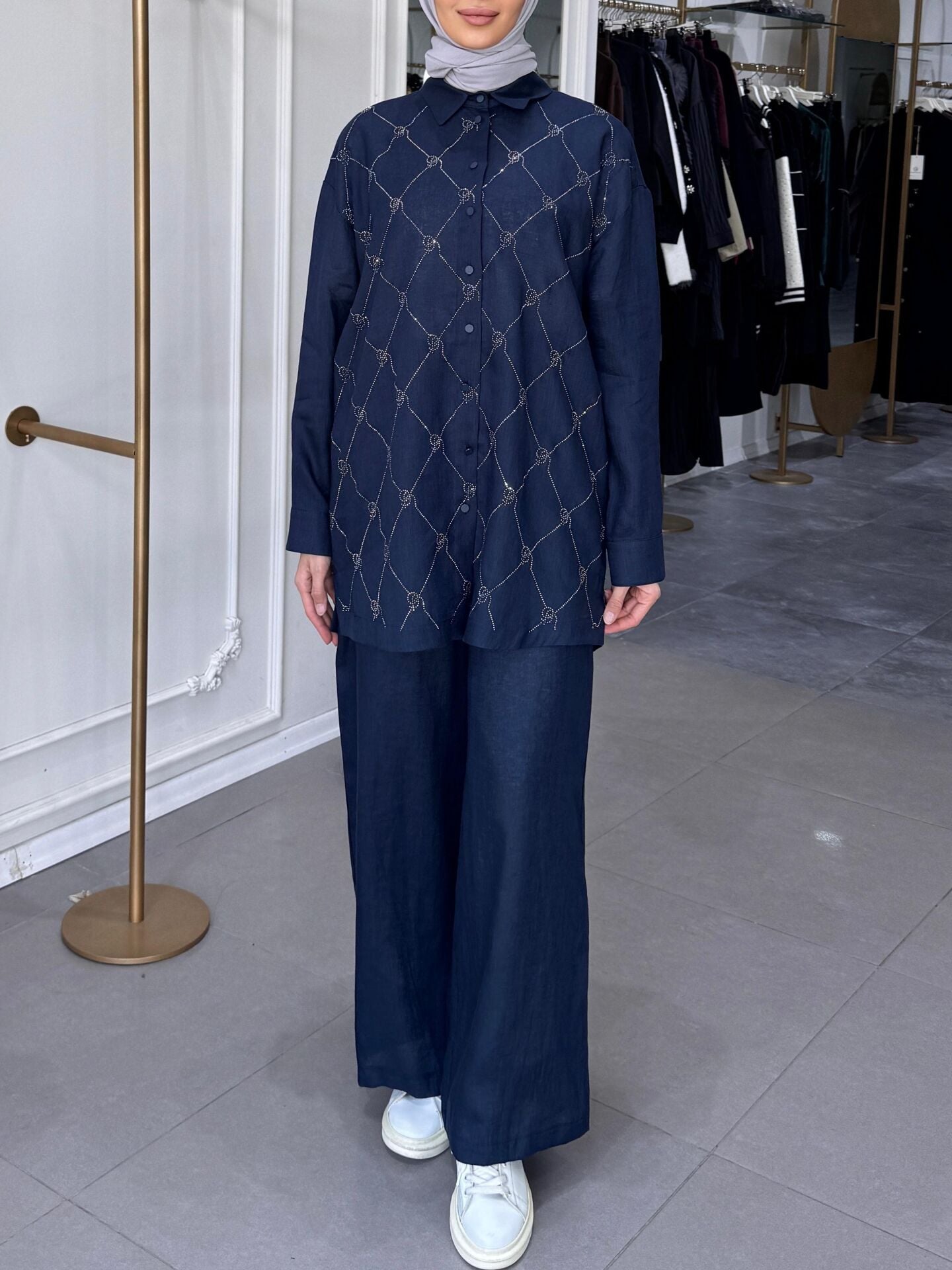 İŞLEMELİ KETEN TAKIM LACİVERT