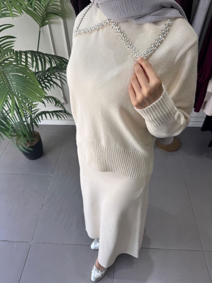 TAŞLI YAKALI TRİKO KAZAK  EKRU