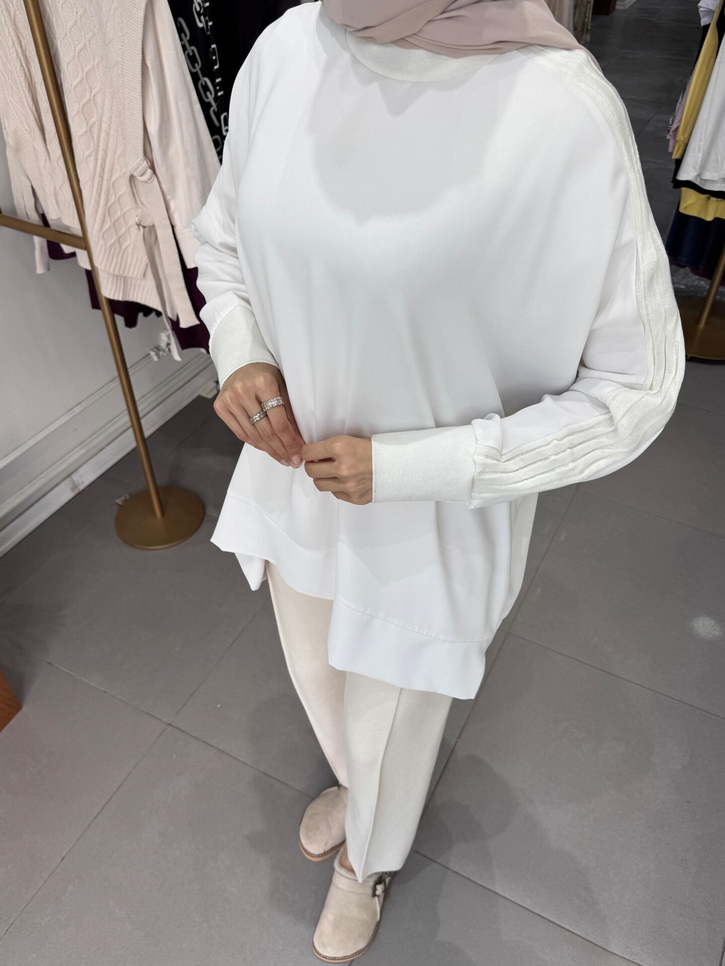 KOL ÜSTÜ VOLÜM DETAY BLUZ EKRU