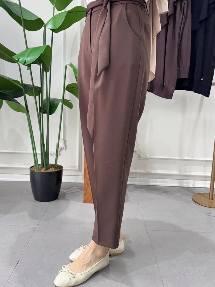 KUŞAKLI HAVUÇ PANTOLON KAHVERENGİ