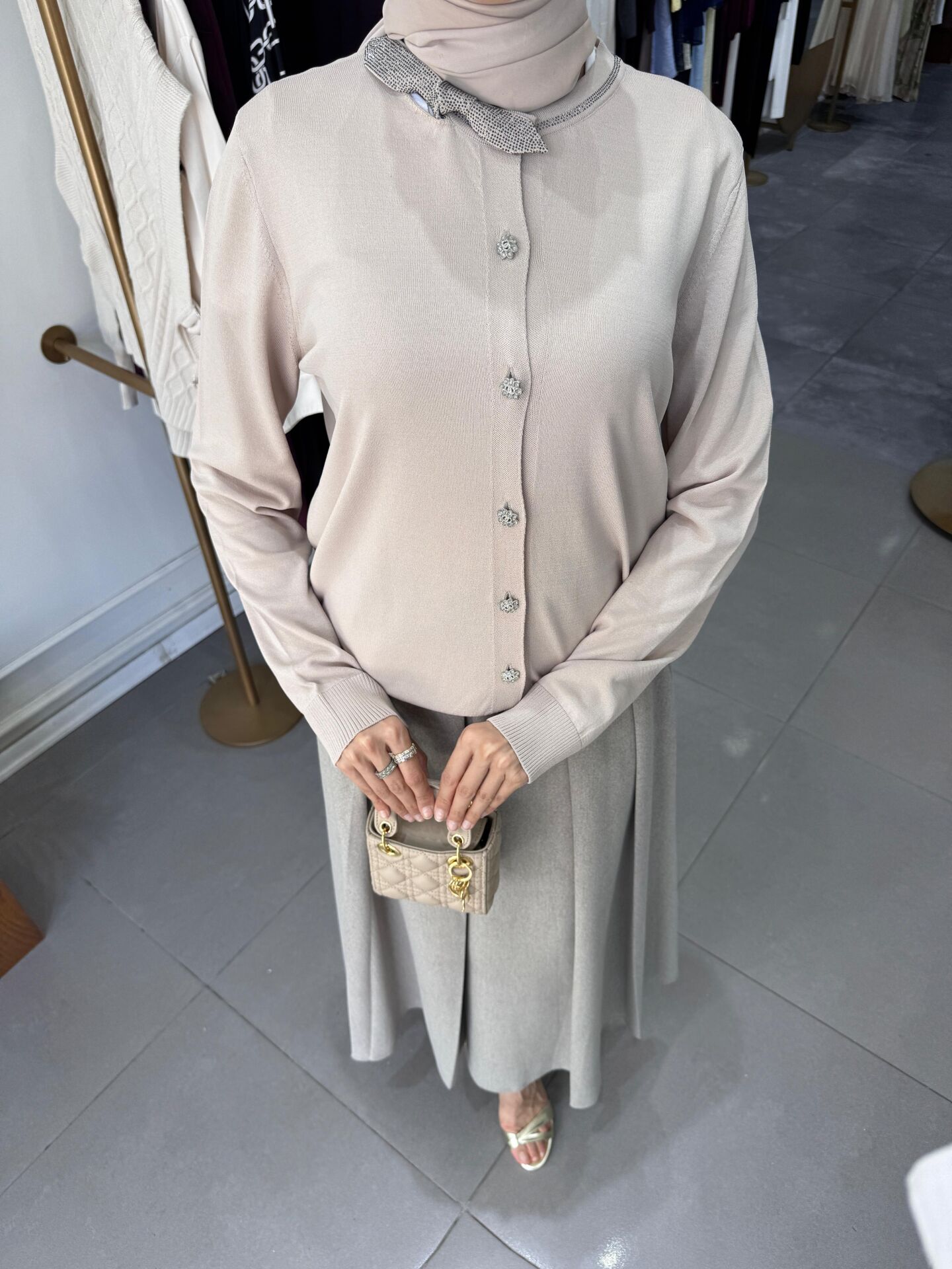 ÇİÇEK DÜĞME DETAYLI HIRKA TAŞ