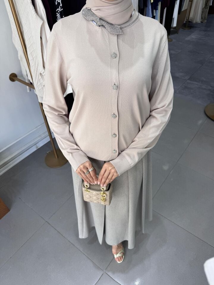 ÇİÇEK DÜĞME DETAYLI HIRKA TAŞ