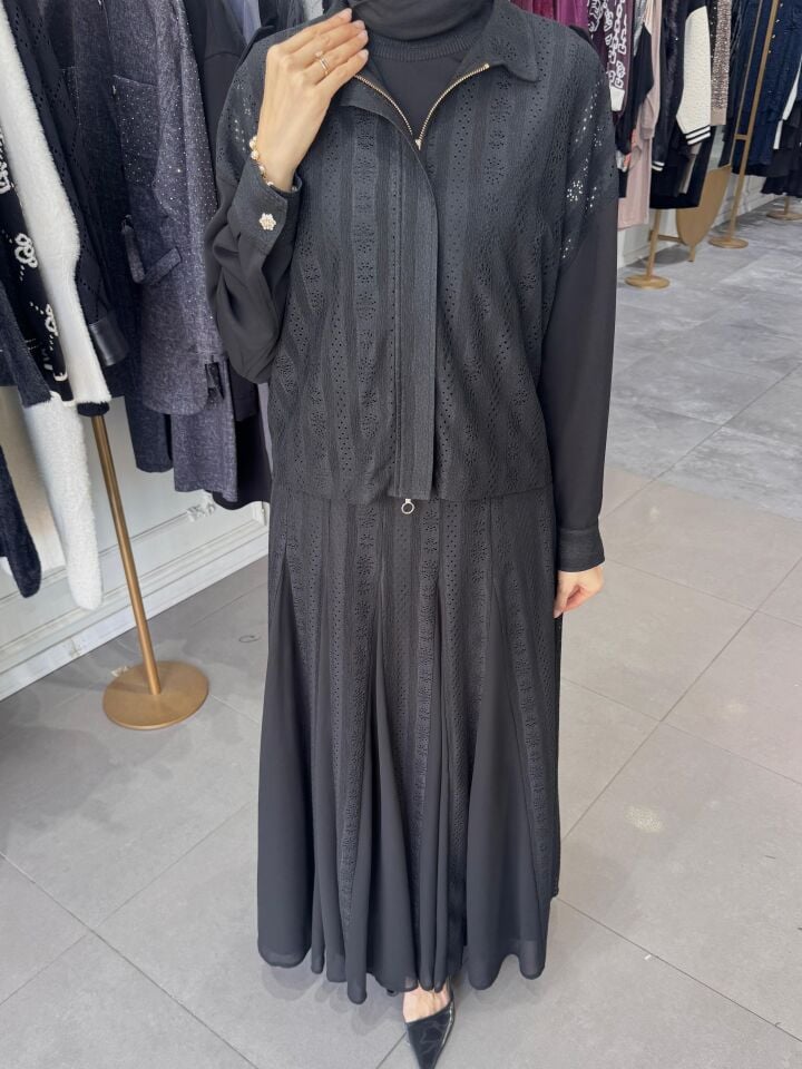 APOLET VE GÜPÜR DETAY ETEKLİ TAKIM SİYAH