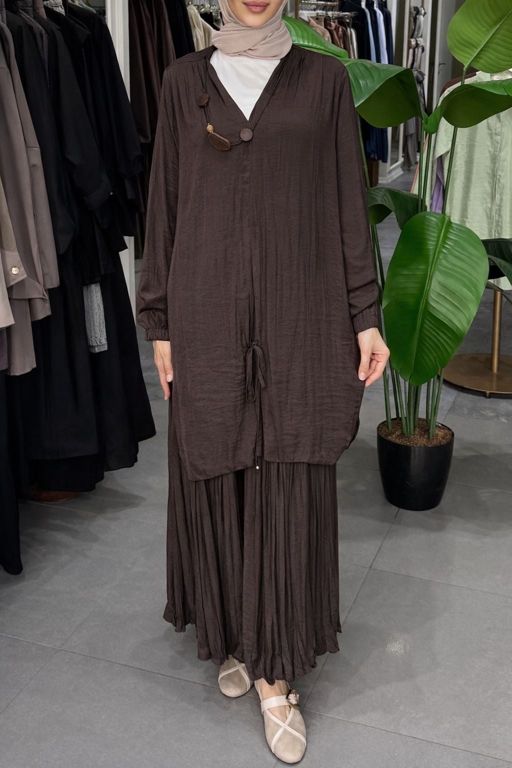 AKSESUAR DETAYLI ETEKLİ CUPRA TAKIM KAHVE