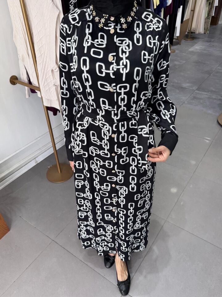 YAKA TAŞ İŞLEMELİ SATEN ELBİSE SİYAH