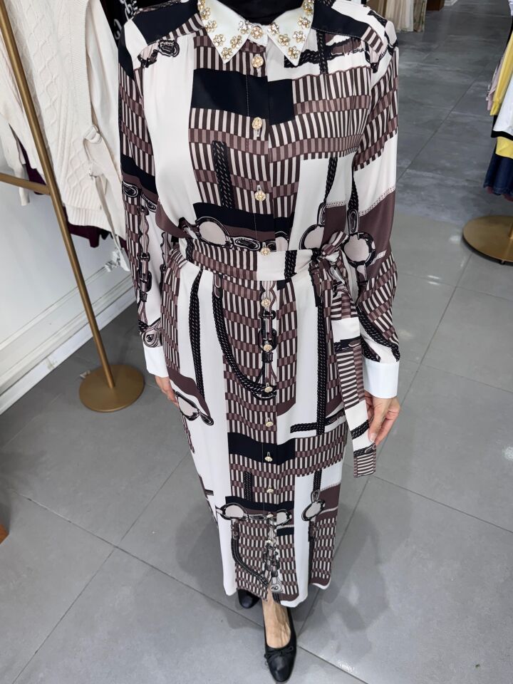 YAKA TAŞ İŞLEMELİ SATEN ELBİSE KAHVE