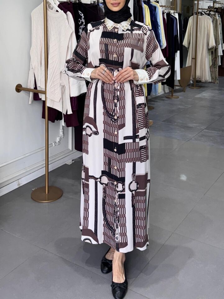 YAKA TAŞ İŞLEMELİ SATEN ELBİSE KAHVE