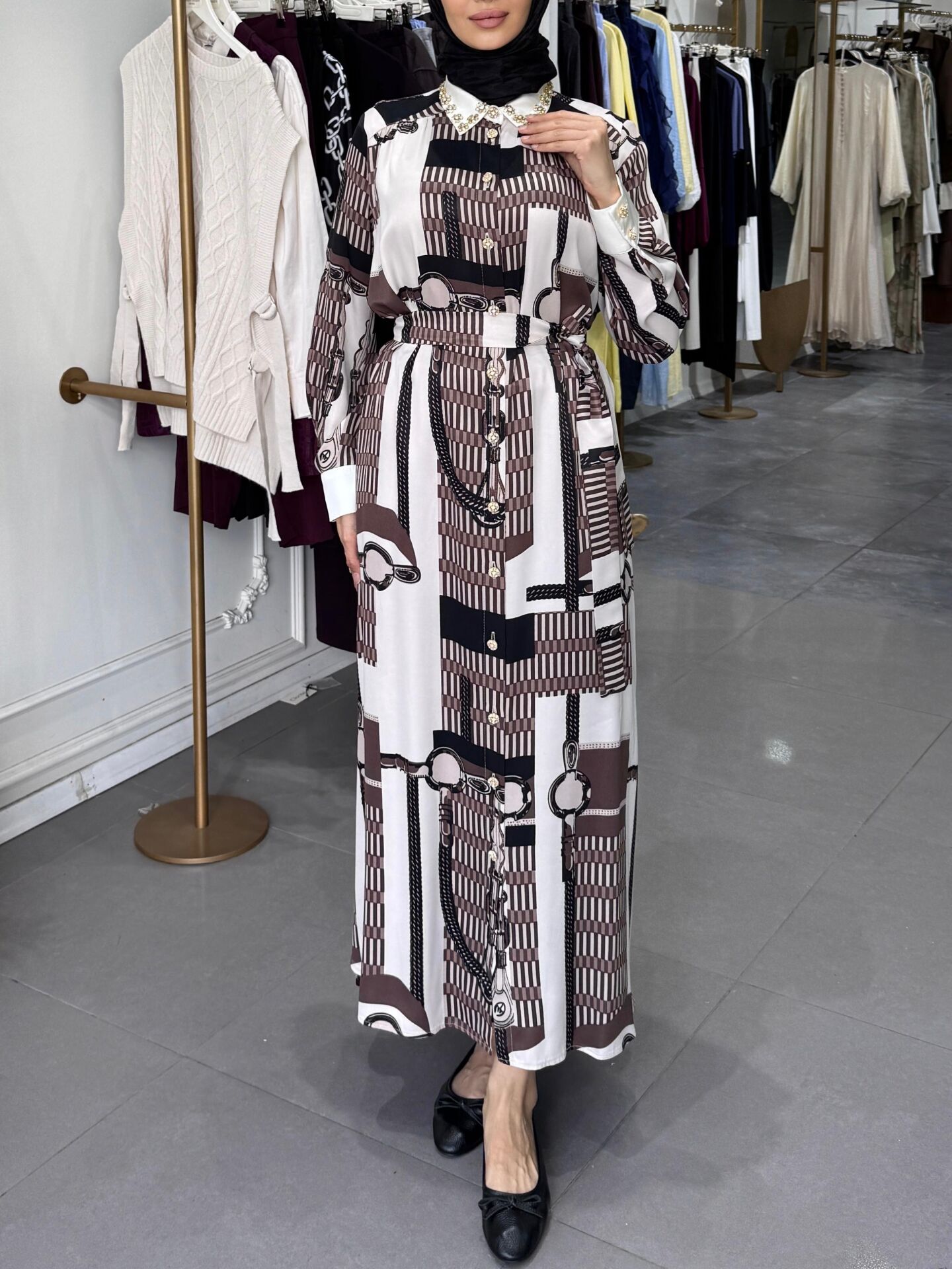 YAKA TAŞ İŞLEMELİ SATEN ELBİSE KAHVE