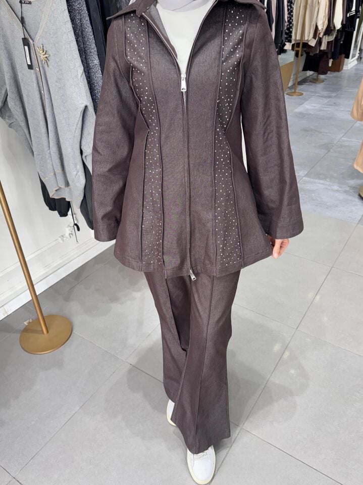 TAŞ DETAYLI FERMUARLI PANTOLONLU TAKIM KAHVERENGİ