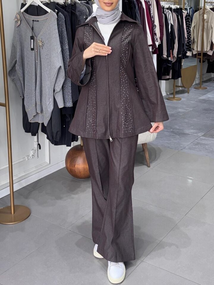 TAŞ DETAYLI FERMUARLI PANTOLONLU TAKIM KAHVERENGİ