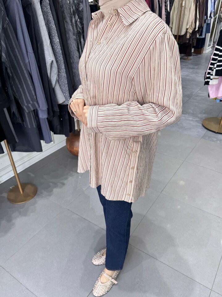 KAVİ DÜĞME DETAYLI GÖMLEK