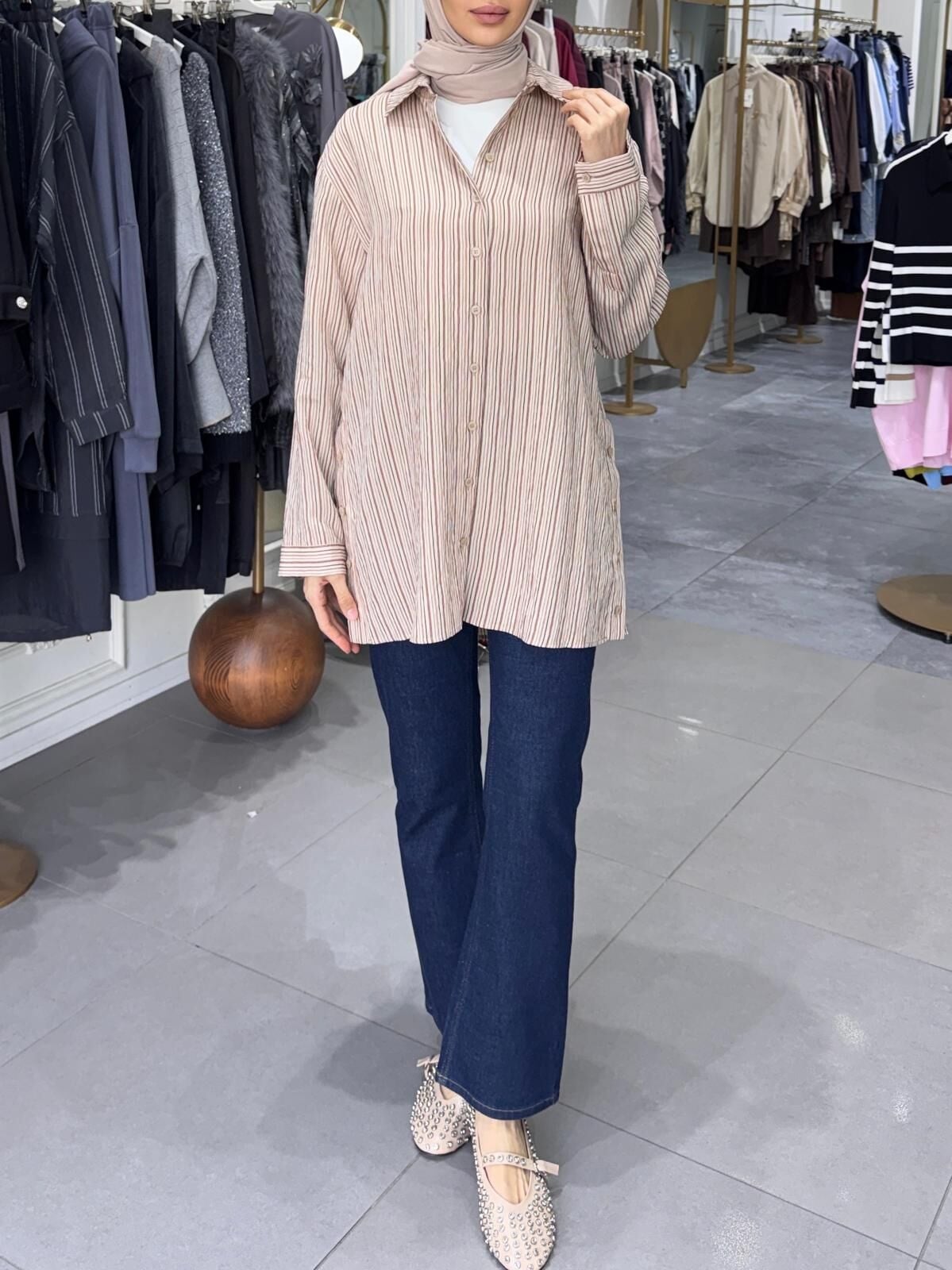 KAVİ DÜĞME DETAYLI GÖMLEK