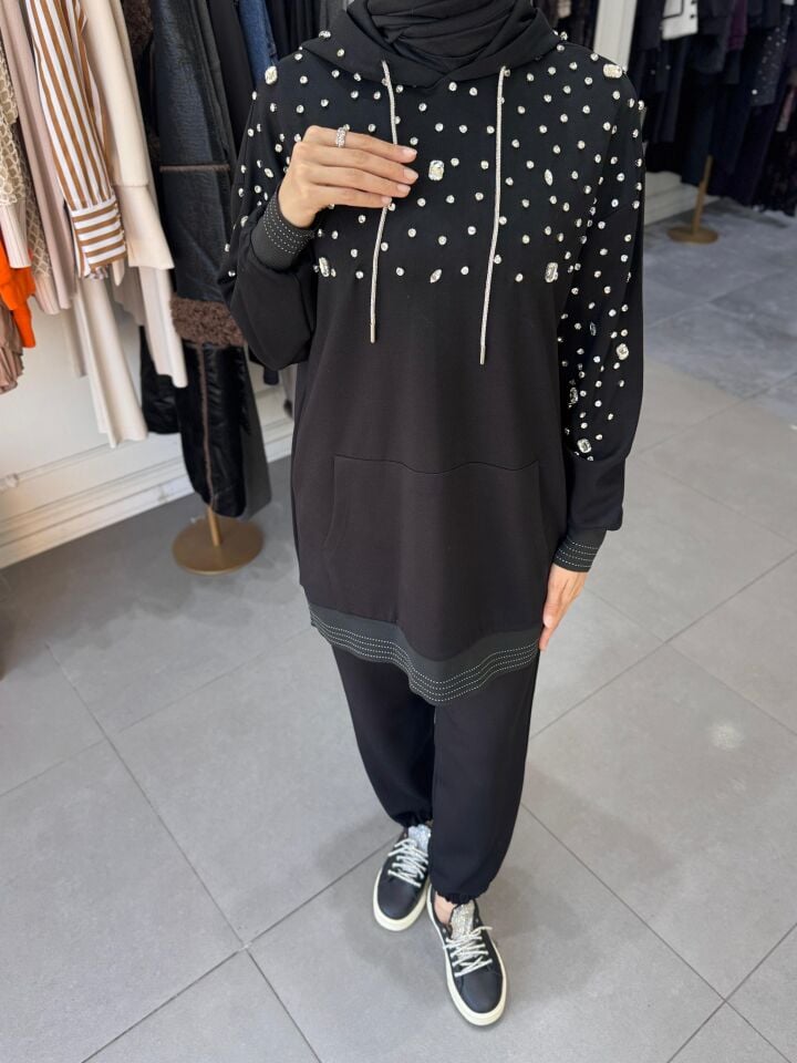 İŞLEMELİ KAPŞONLU MODAL SİYAH