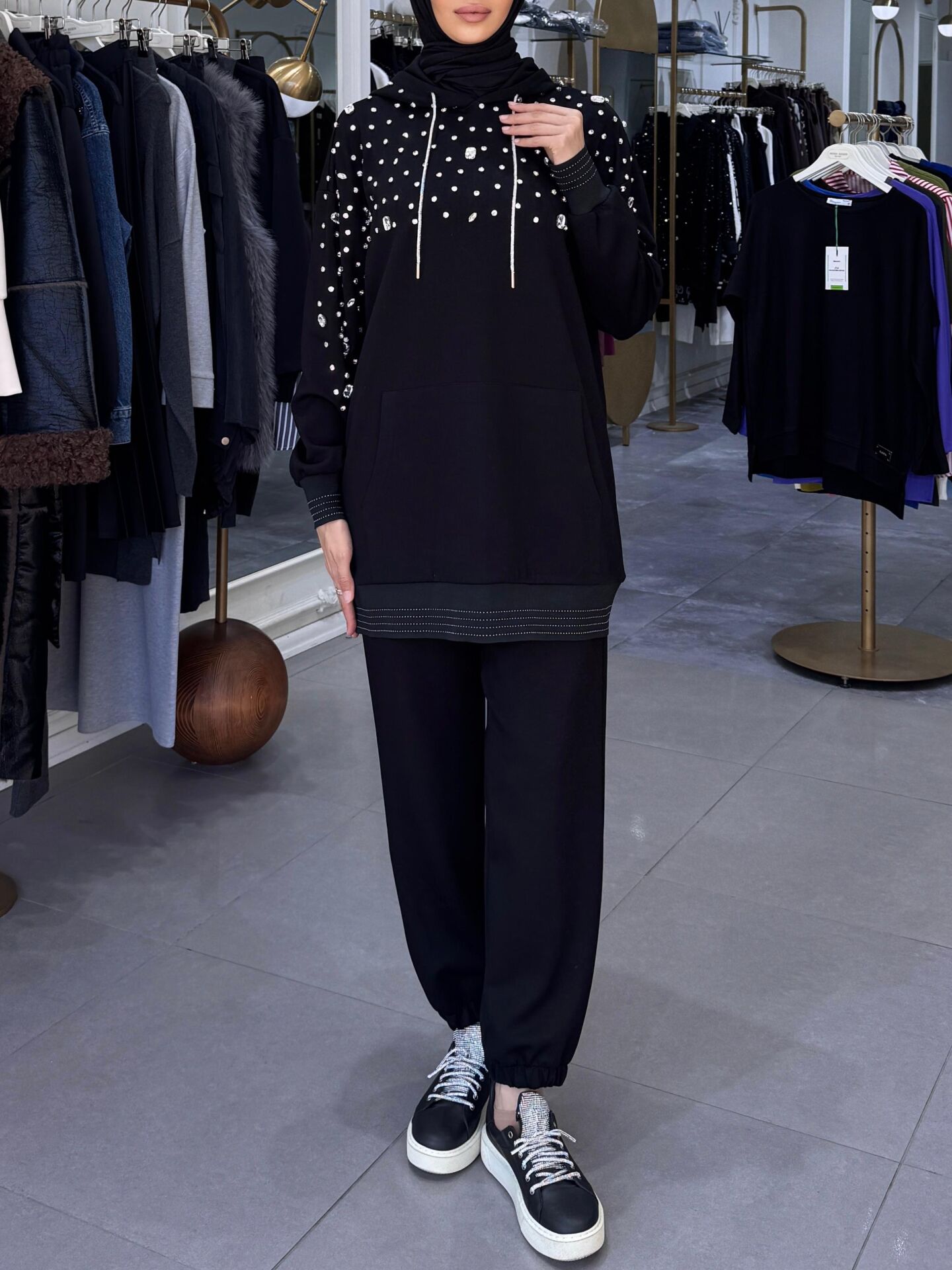 İŞLEMELİ KAPŞONLU MODAL SİYAH