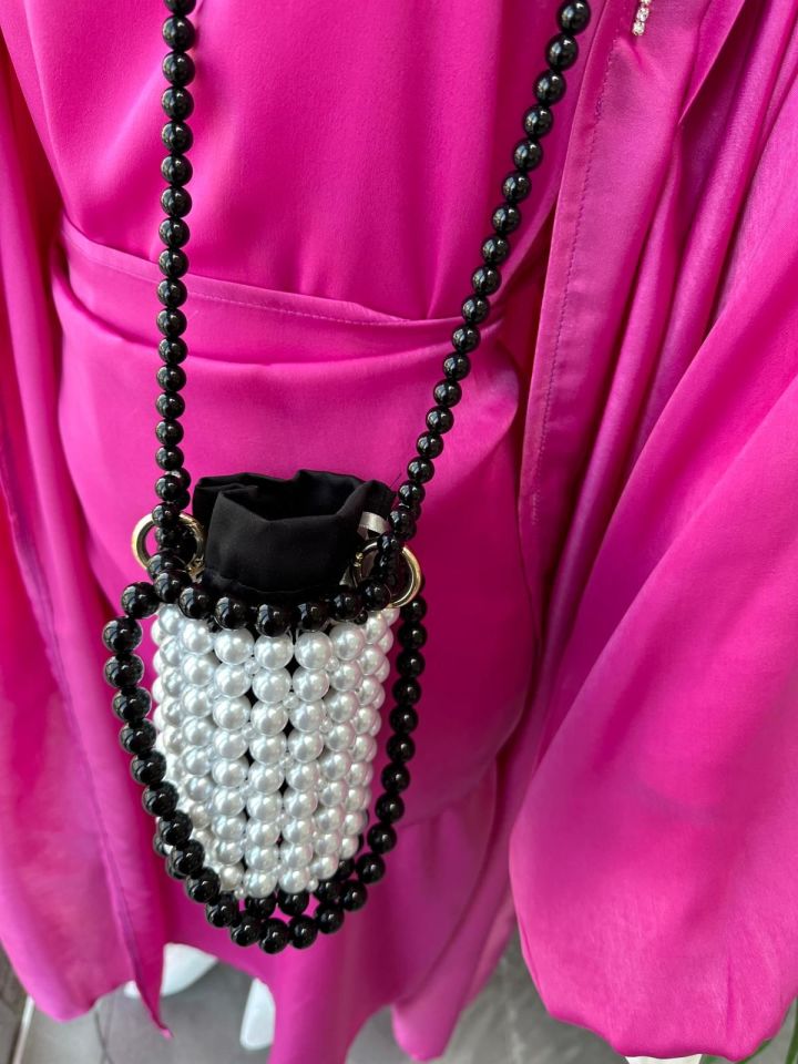 BEYAZ BONCUKLU SİYAH ÇANTA