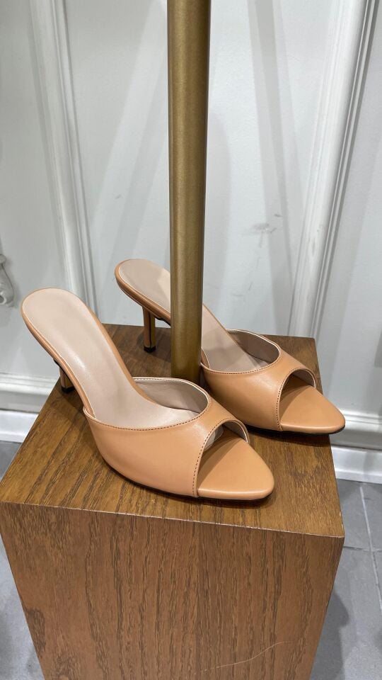 TOPUKLU DERİ TERLİK TABA