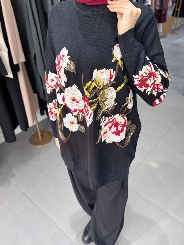 ÇİÇEK İŞLEMELİ KAZAK