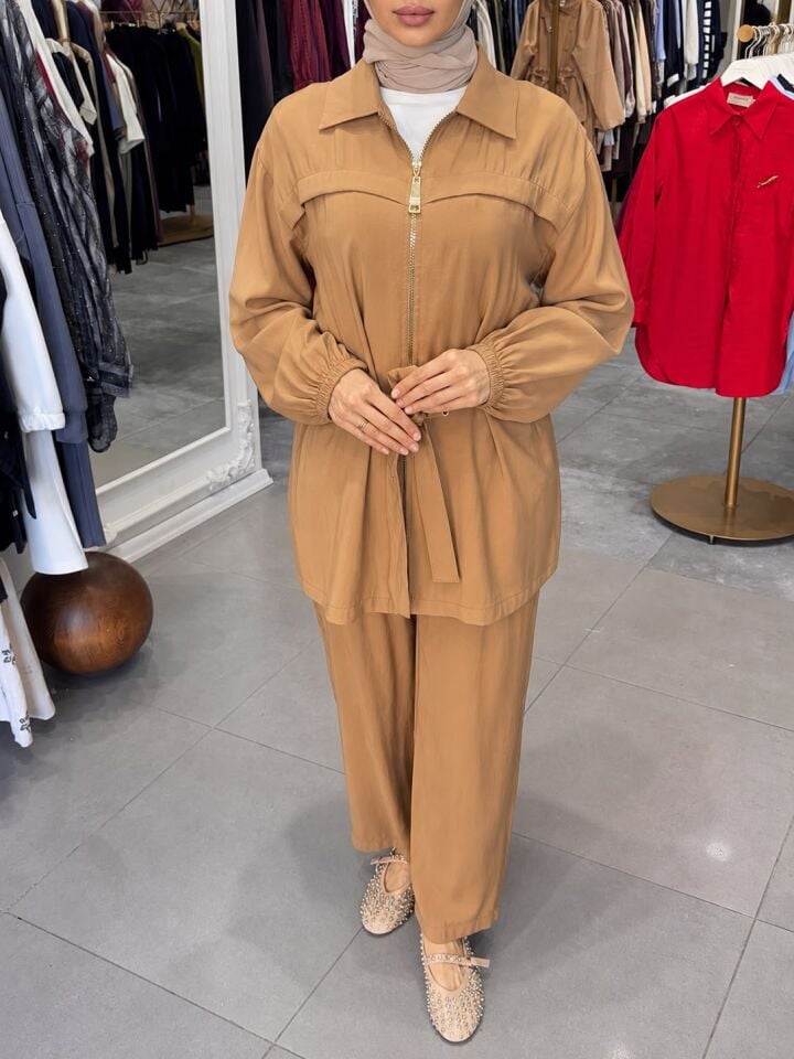 NAKIŞLI KEMERLİ TAKIM CAMEL