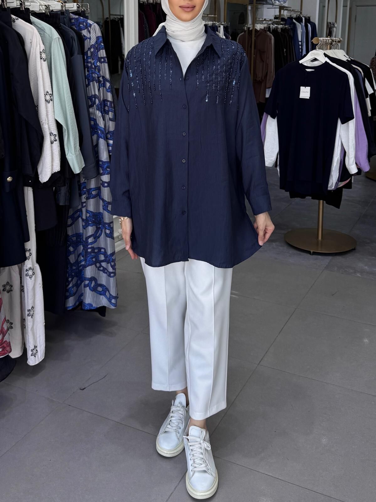 SIRALI BONCUK İŞLEMELİ GÖMLEK LACİVERT