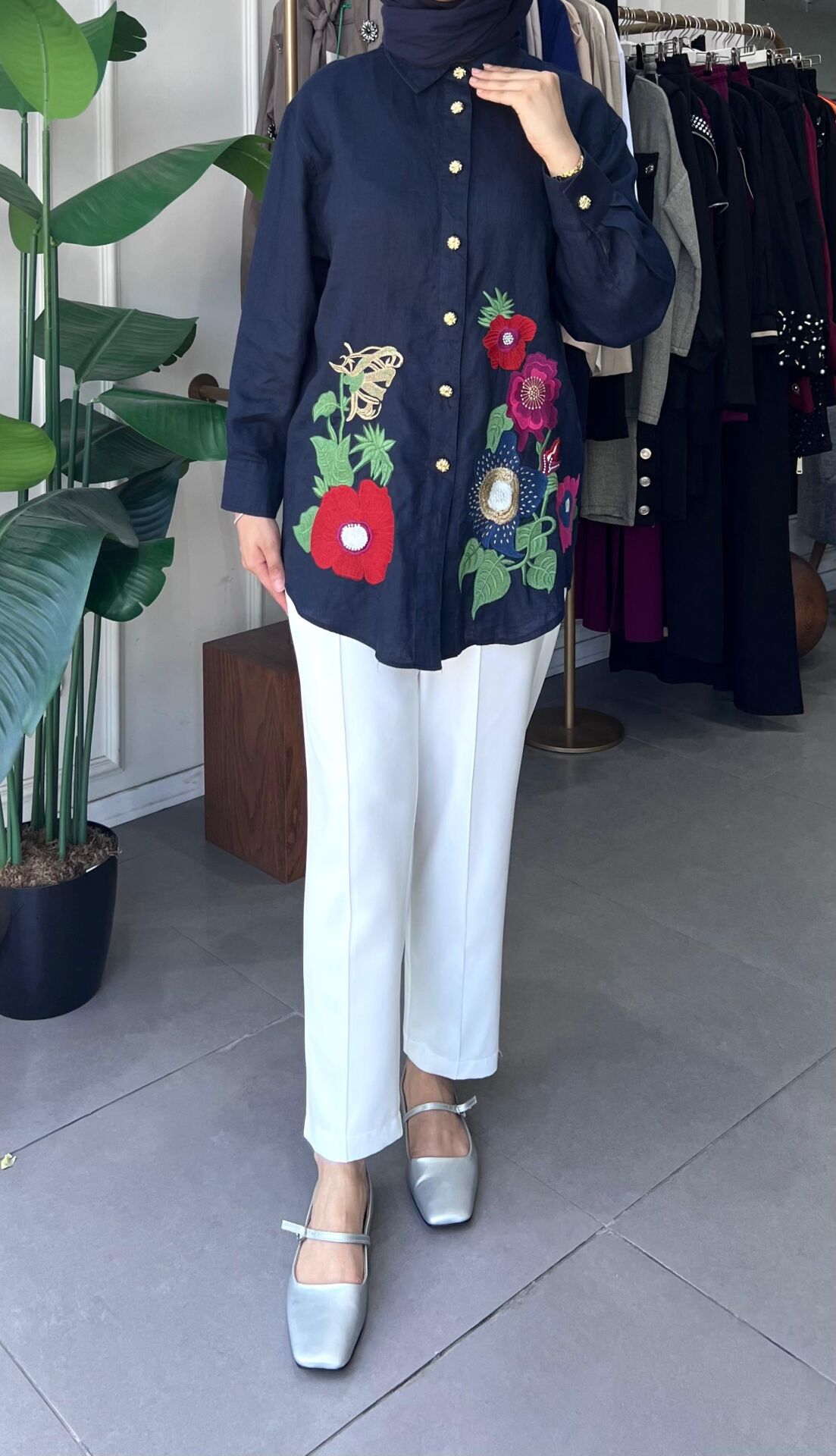 ÇİÇEK NAKIŞ DETAYLI GÖMLEK