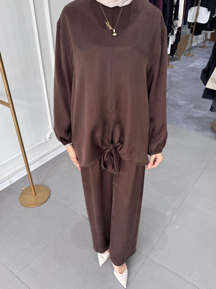 BAĞLAMA DETAYLI İPEK TAKIM KAHVE